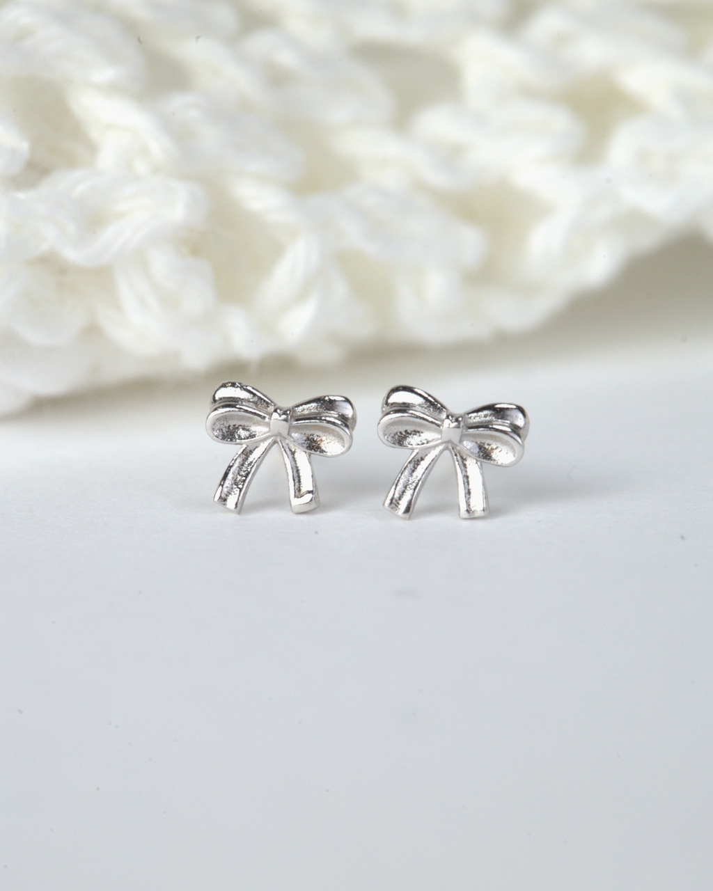 Brinco Laço Infantil em Ouro Branco 18K