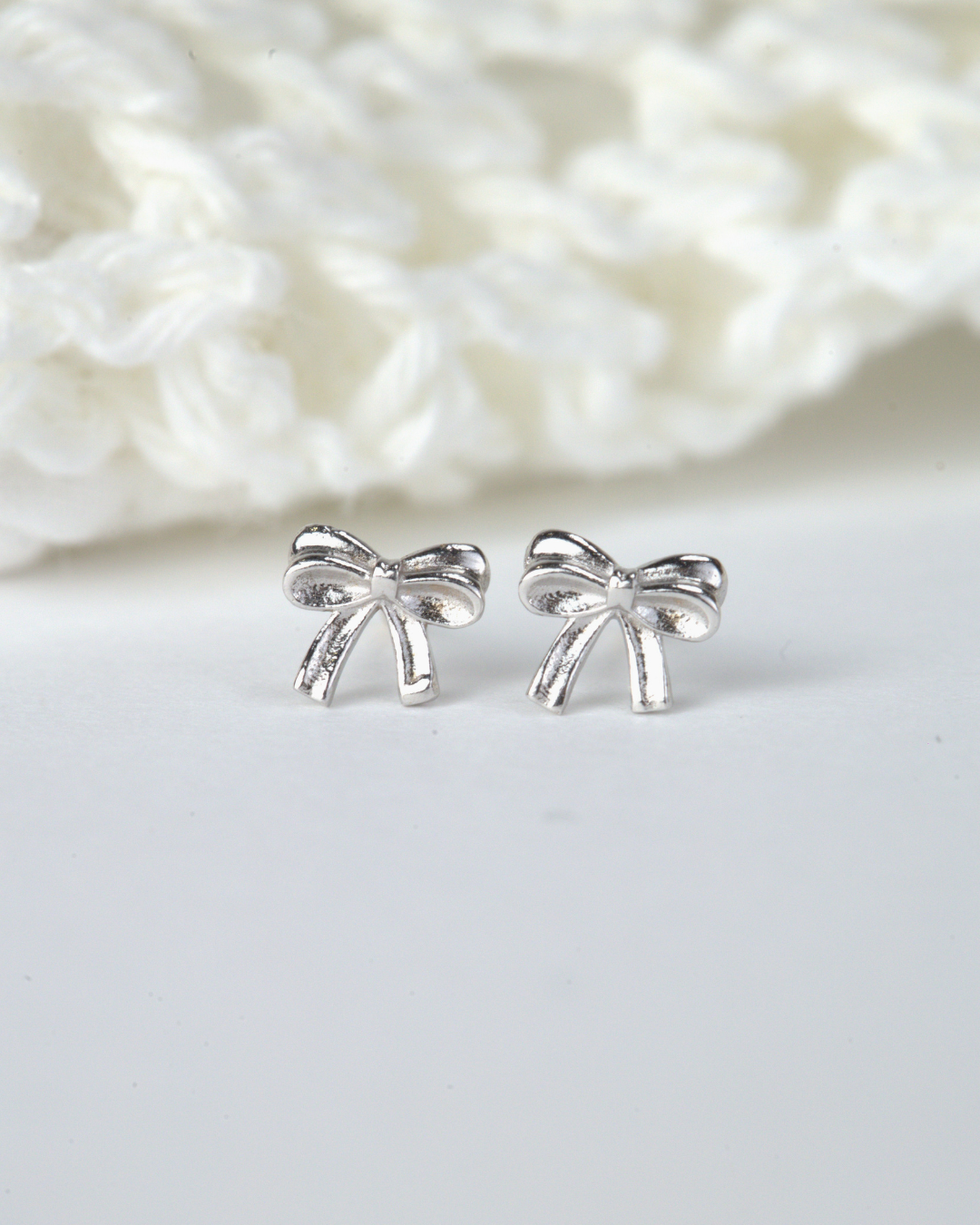 Brinco Laço Infantil em Ouro Branco 18K