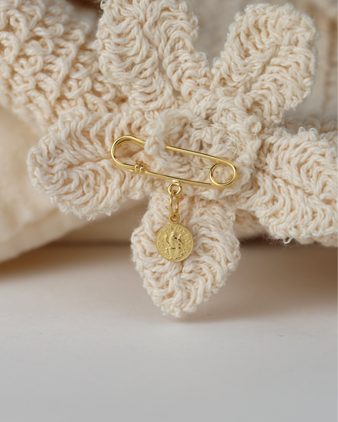 Alfinete São Bento em Ouro Amarelo 18K