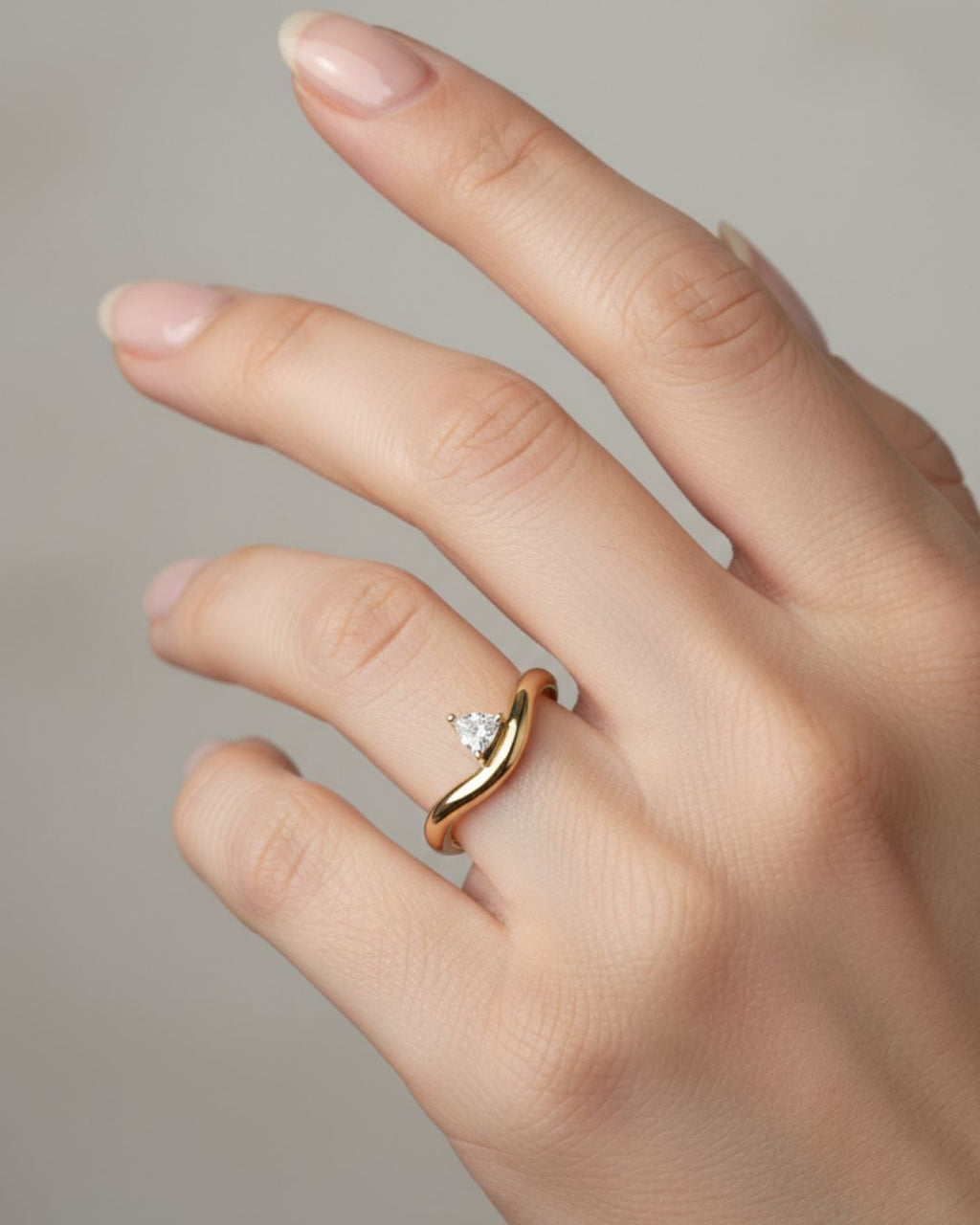 Anel MOMA Diamante Gota em Ouro Amarelo 18K