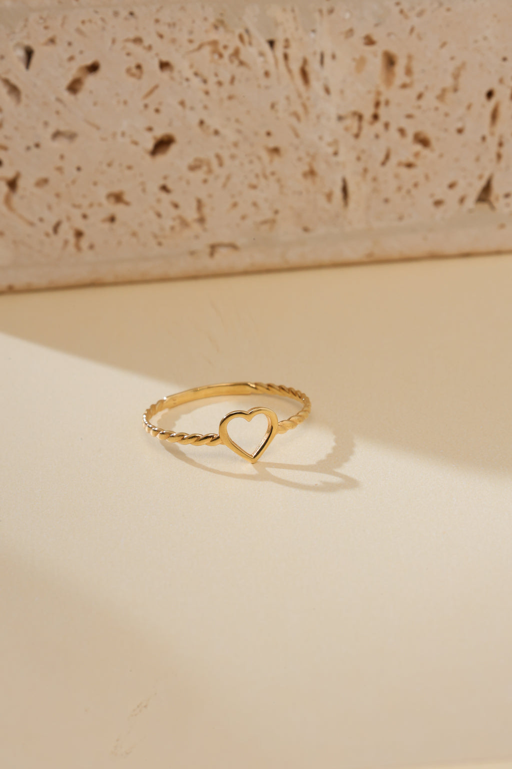 Anel Coração Vazado Torcido em Ouro 18K