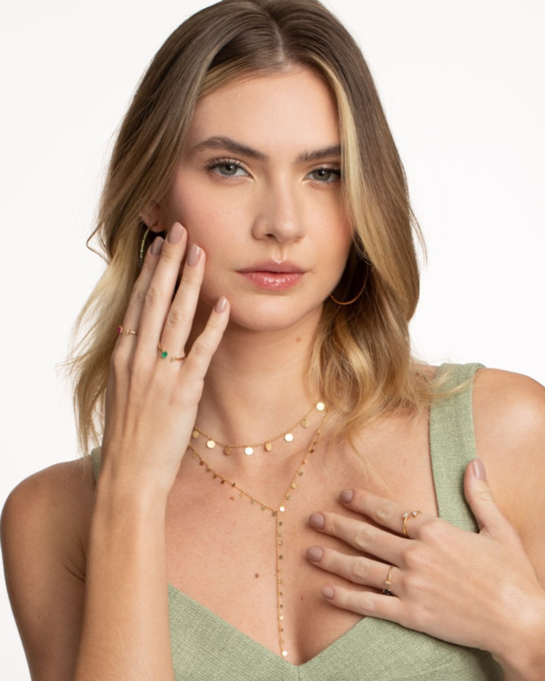 Anel LIGHT Esmeralda 10pt e 2 Diamantes 3pt total em Ouro Amarelo 18k