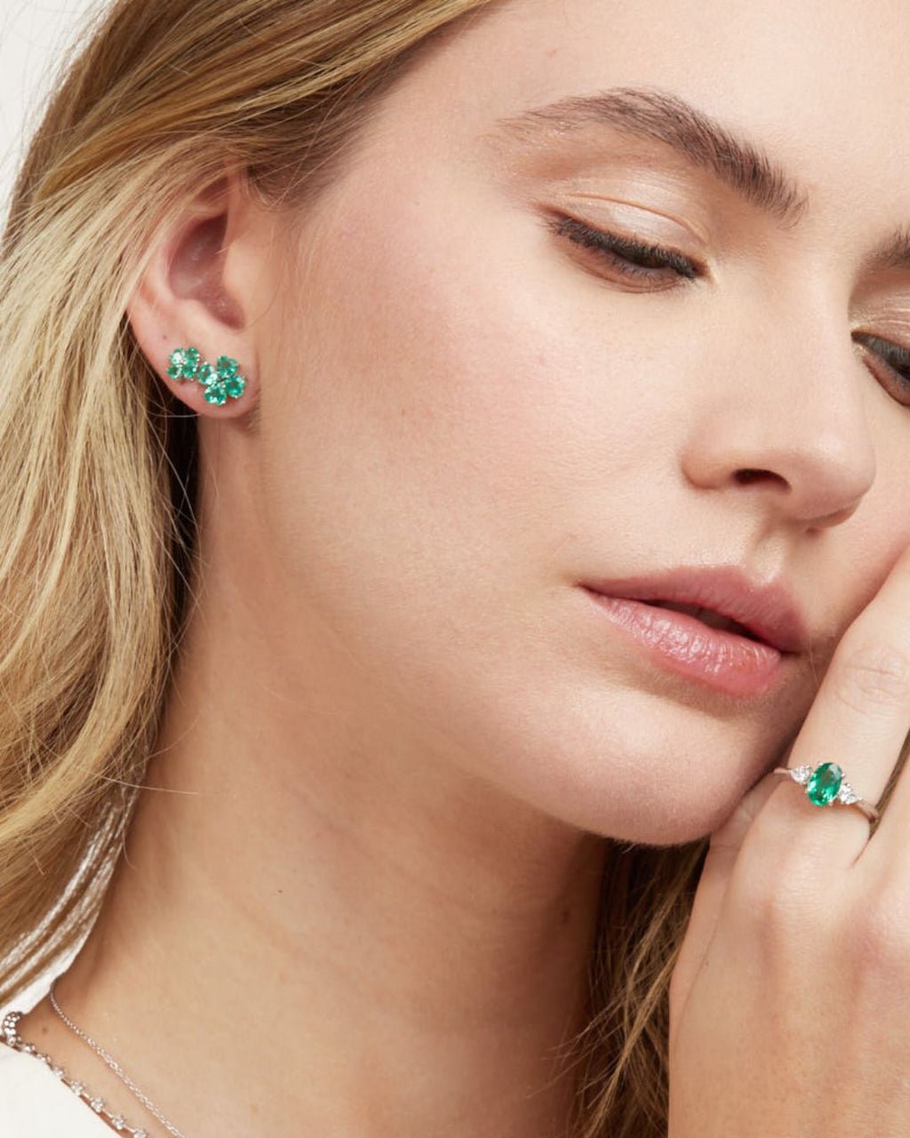 Brinco Trevo G Esmeraldas 4mm em Ouro Branco 18K