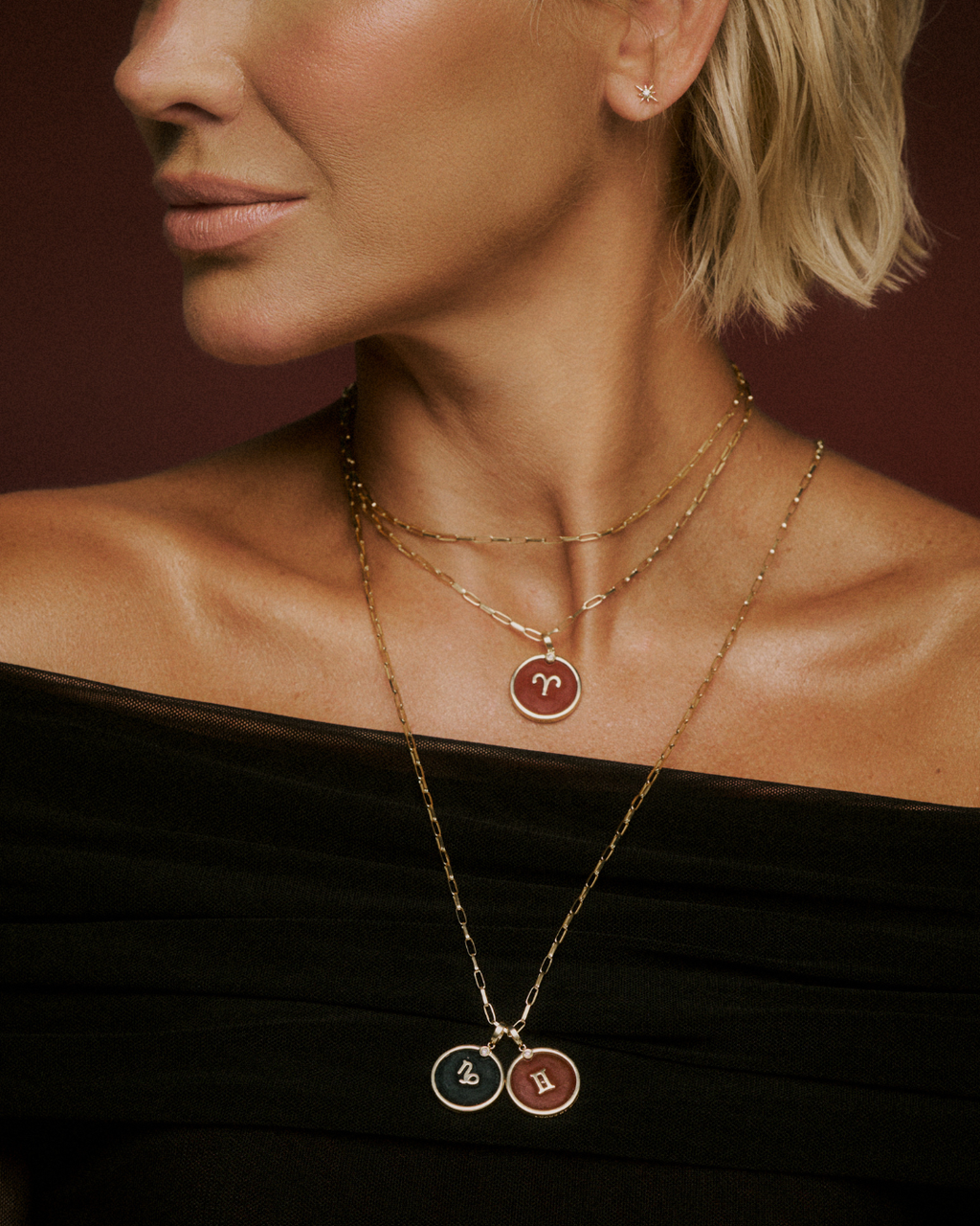 Pingente CAPRICÓRNIO Ônix e Diamante em Ouro Amarelo 18k - Collab Mônica Salgado