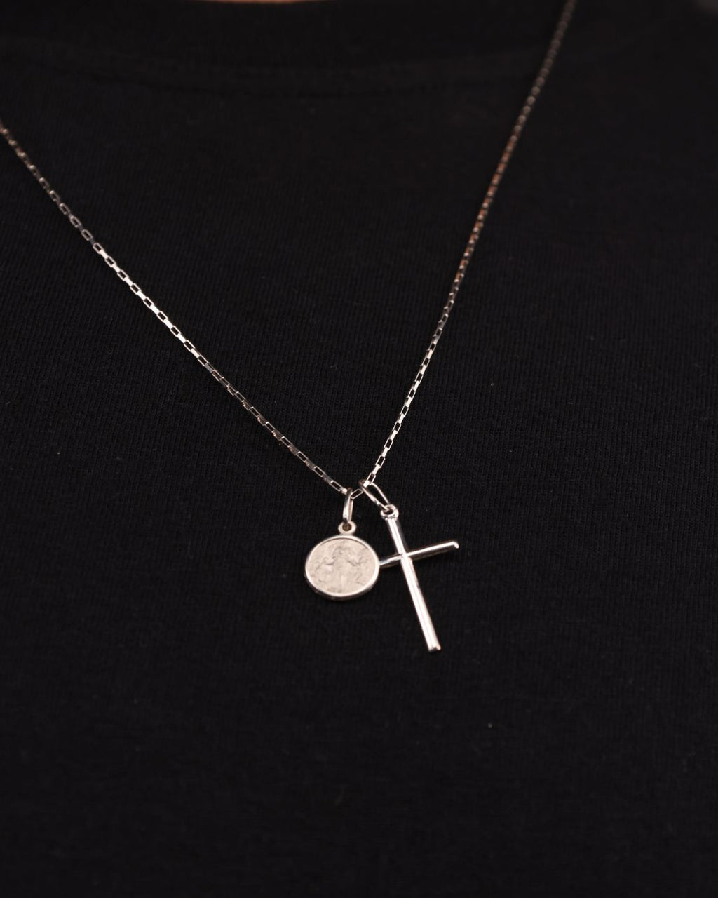 Corrente Desatadora Nós e Cruz Lisa em Ouro Branco 18K