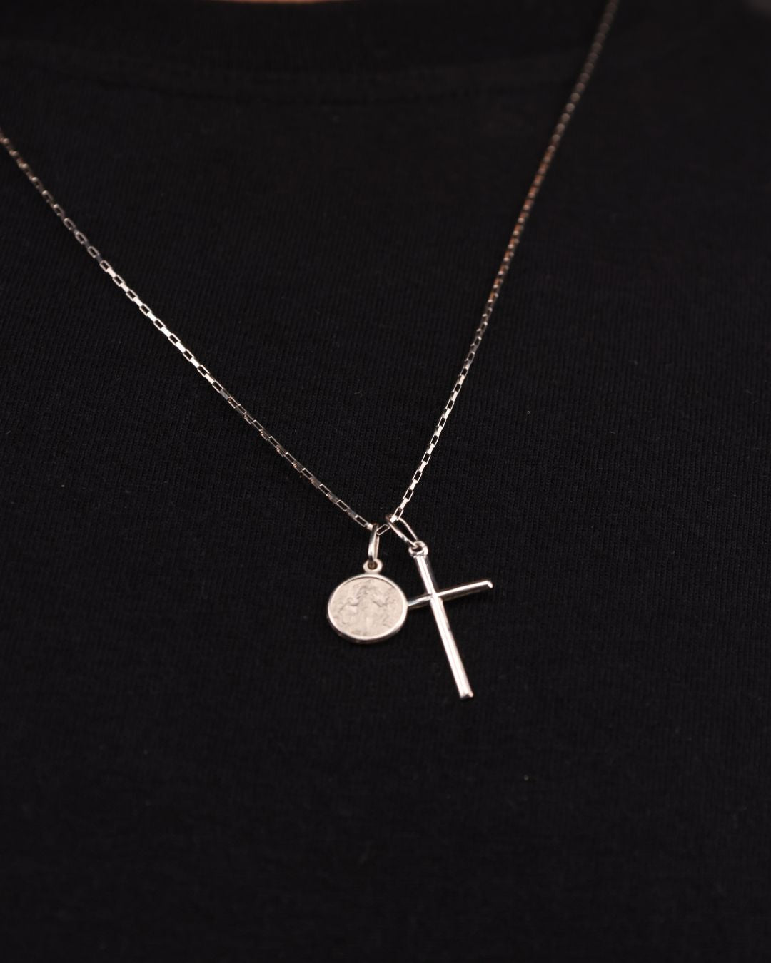 Corrente Desatadora Nós e Cruz Lisa em Ouro Branco 18K