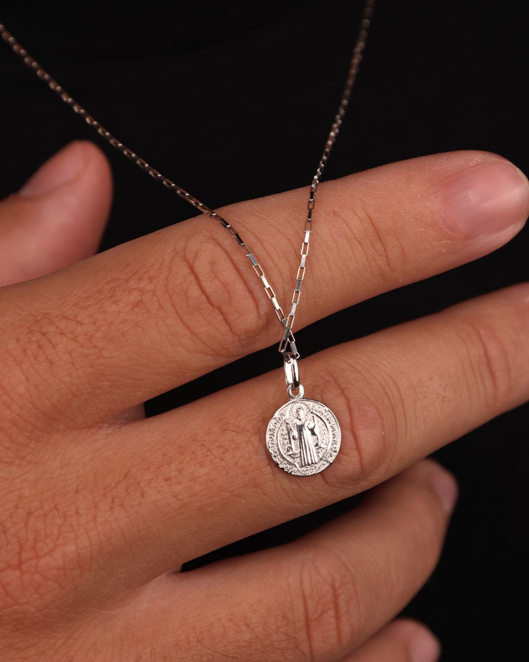 Pingente São Bento M em Ouro Branco 18K