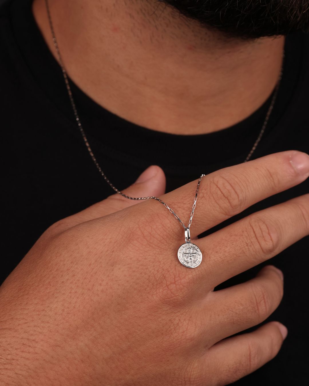 Pingente São Bento M em Ouro Branco 18K