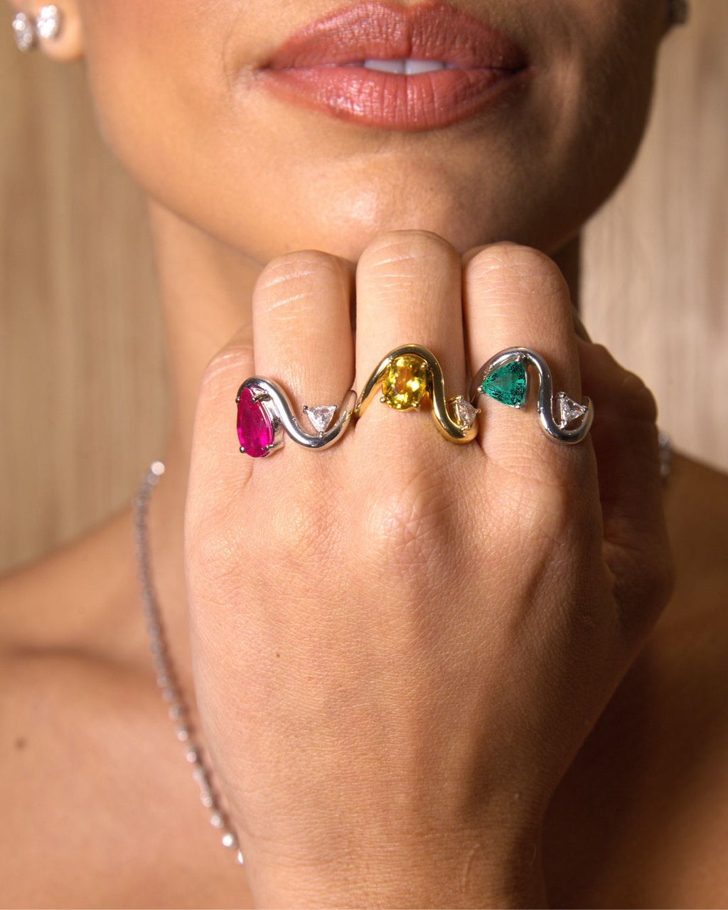 Anel MOMA Esmeralda e Diamante em Ouro Branco 18K